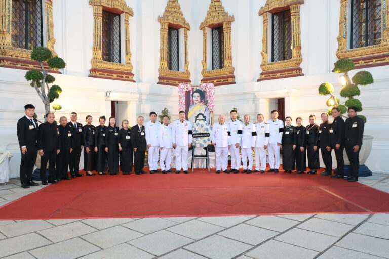 泰宝药业率领代表团共同赞助为诗丽吉王太后陛下皇家火葬仪式举行的皇家佛法诵经法会，地点在曼谷玉佛寺。